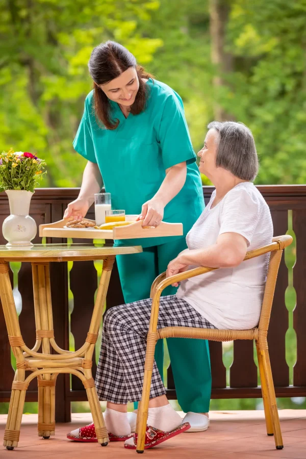nurse_serving_breakfast_senior_woman_hospital